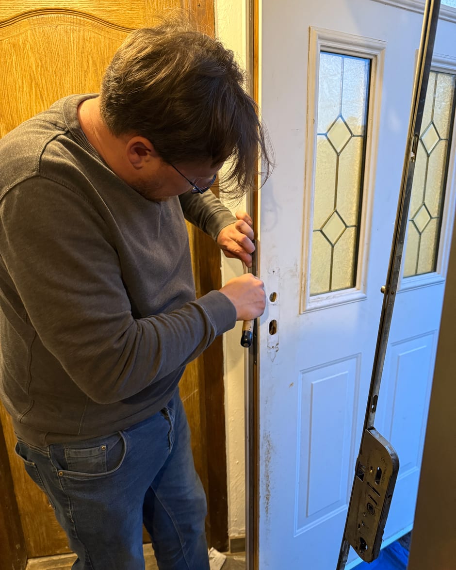 Ouverture d’une porte à la main