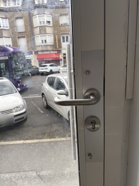 Nouvelle poignée inox et nouvelle serrure côté intérieur