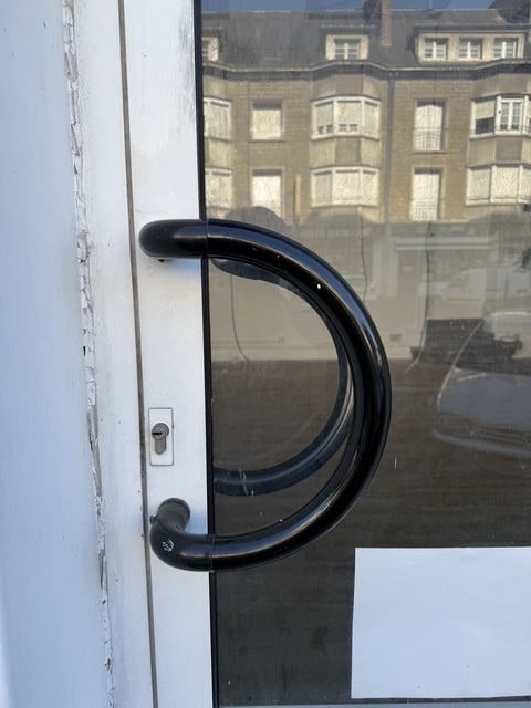 Ancienne poignée et serrure de la porte, côté extérieur