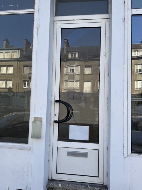 Porte d’entrée aluminium de la laverie avant l’intervention