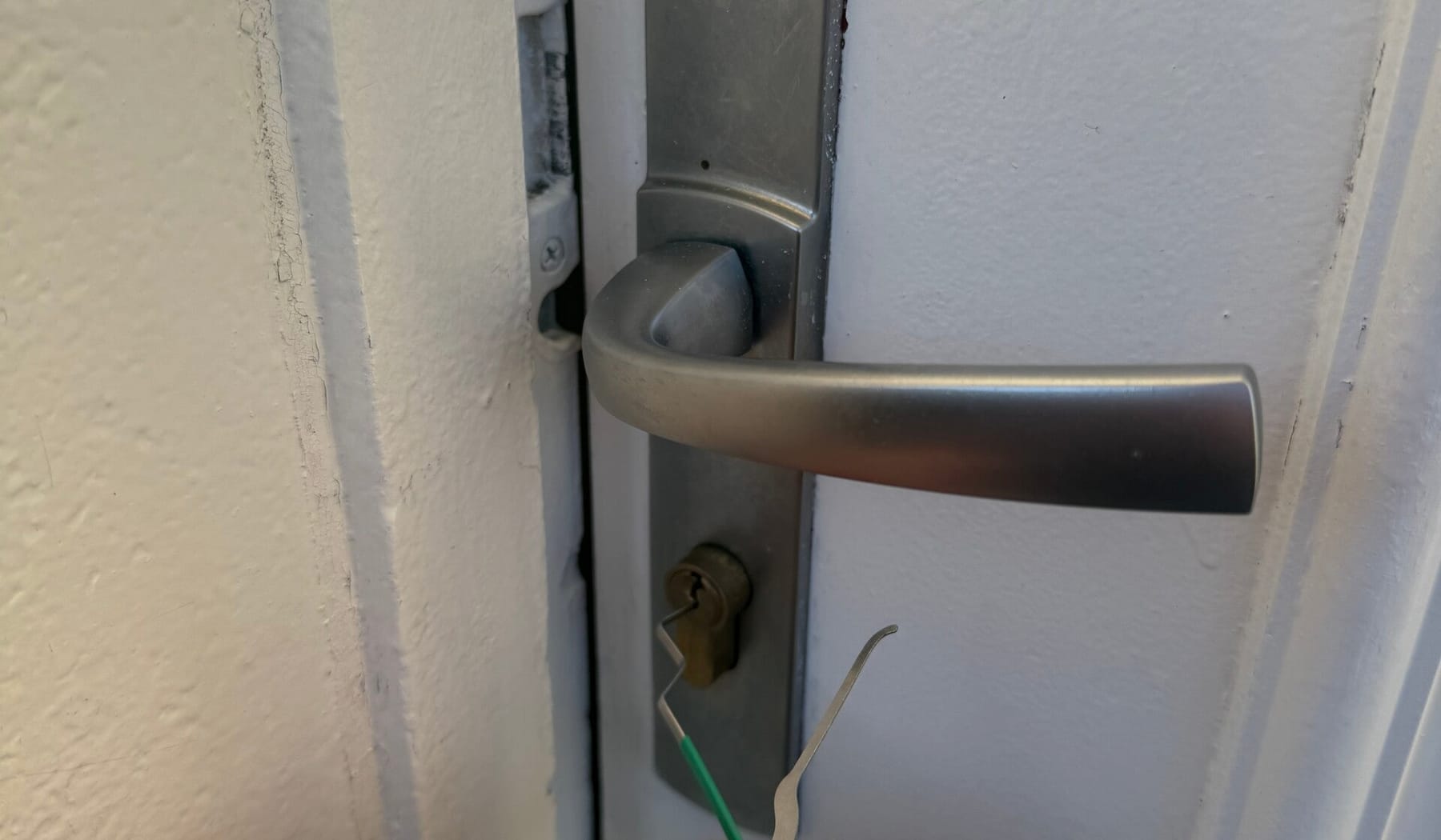 Ouverture fine d’une porte d’entrée par M2S Serrurerie