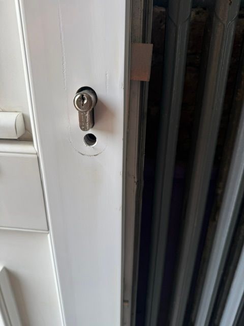 Porte PVC réparée avec sa nouvelle serrure