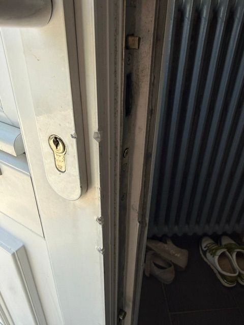 Porte d’entrée PVC marquée par des points de pesée au pied-de-biche